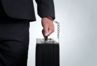 戴手铐的人图片