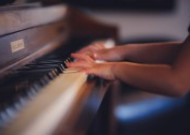 弹钢琴的音乐爱好者图片