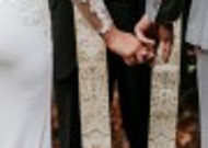 牵着手的新娘与新郎图片