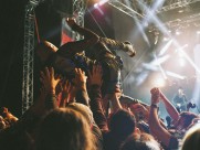 一群人的狂欢图片大全