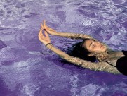 在水中游泳的人图片