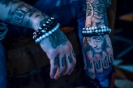 手上有纹身的人图片