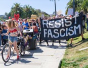 游行抗议的人们图片