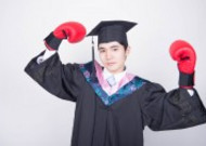 文武双全的大学毕业生训练拳击图片大全