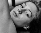 脸上有雀斑的女孩黑白图片