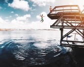 准备跳入水中的人物图片