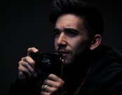 正在摄影的男子图片