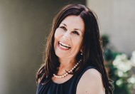 欢笑的女子图片