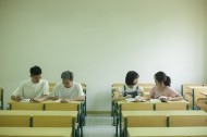 大学教室同学一起上课情景图片