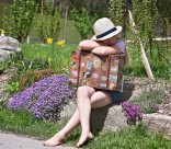 拿着箱子的女生图片