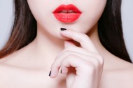 涂口红的嘴唇图片大全