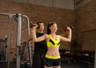 健身美女和健身教练锻炼图片