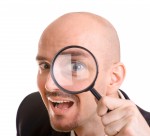 手拿放大镜的人物图片