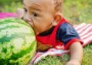 开心吃西瓜的人物特写图片
