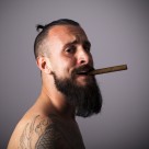 留着大胡子的男人图片