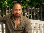 留着光头的男人图片