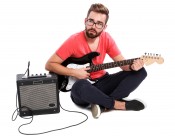 男孩和乐器吉他图片