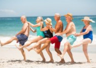 老年人海边运动聚会度假图片