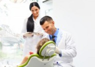 牙科医生与病人图片