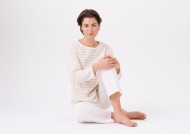 坐着的女生图片