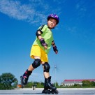 玩旱冰的小孩图片大全