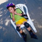 玩旱冰的小孩图片大全