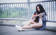 弹吉他的美女图片