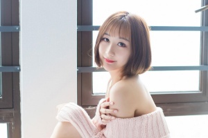 短发美女户外图片