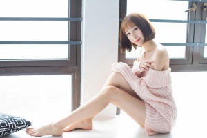 短发美女户外图片