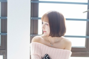 短发美女户外图片