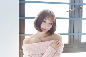 短发美女户外图片