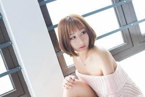 短发美女户外图片