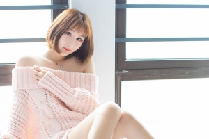 短发美女户外图片