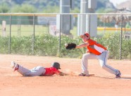 正在打棒球的孩子图片