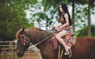 骑马的美女图片