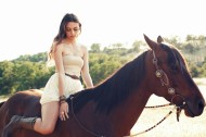 骑马的美女图片