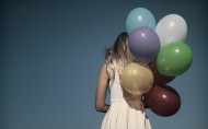 拿着气球的美女图片
