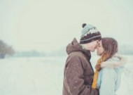 雪地里的情侣图片