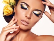 女性眼妆特写图片