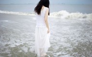 美丽的海边姑娘图片