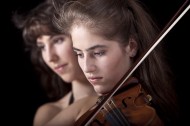 拉提琴的少女图片