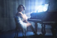 弹钢琴的少女图片