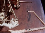 探索宇宙-太空中的宇航员图片