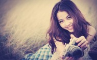 拿相机的少女图片