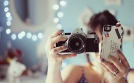 拿相机的少女图片