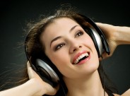 听音乐的女孩图片