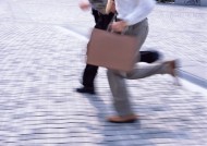 人物走路腿部特写图片