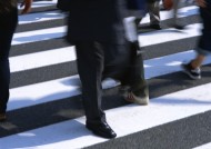 人物走路腿部特写图片