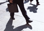 人物走路腿部特写图片