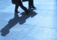 人物走路腿部特写图片